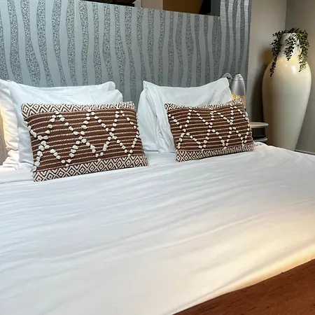 Stylish Near Spots And A Shared Kitchen בית הארחה אוס
