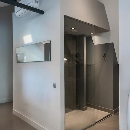 Stylish Near Spots And A Shared Kitchen 3*