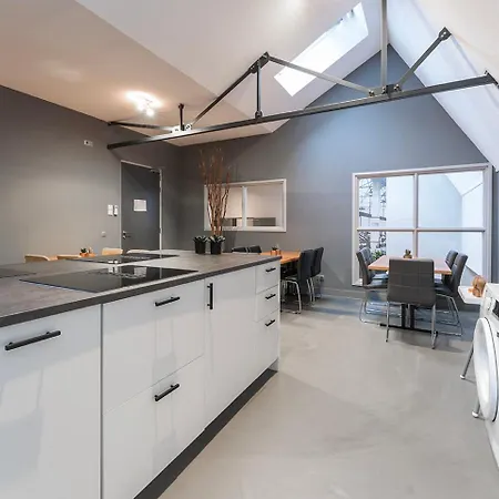 Guest house Stylish Near Spots And A Shared Kitchen