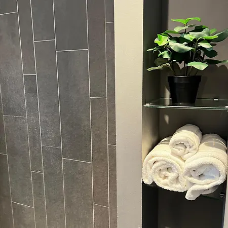 Stylish Near Spots And A Shared Kitchen Pensión 3*
